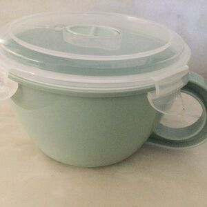 NWT SOUP CONTAINER WITH LID